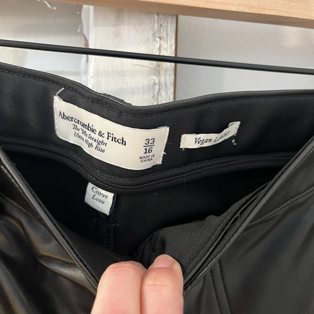 Abercrombie & Fitch Curve Love High Rise 90s Relaxed Vegan Leather Pant Sz 33/16 - Picture 3 of 5